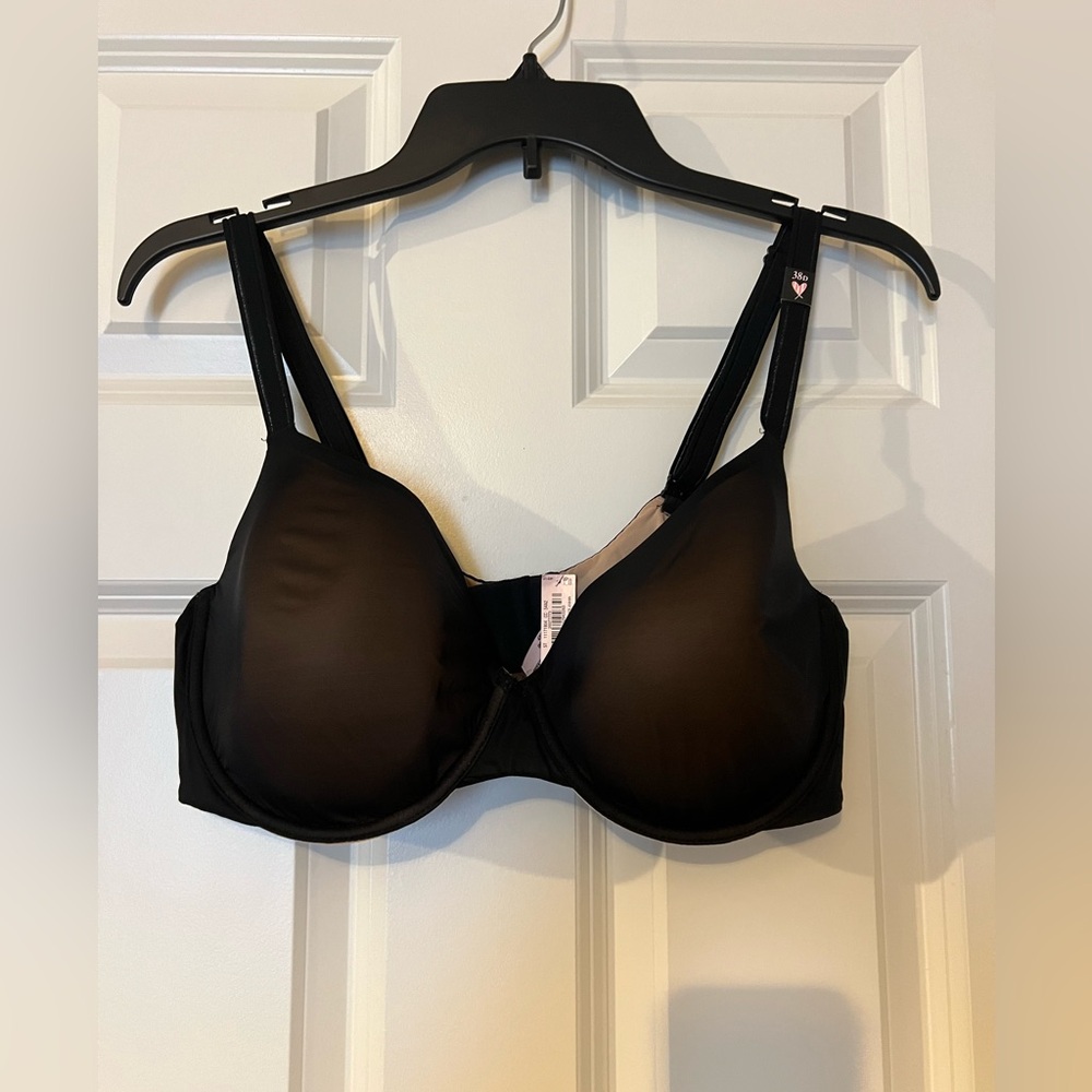 NWT Victoria’s Secret lined perfect coverage bra. Size 38D.